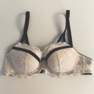 Victoria’s Secret- Black & White Bra 36B